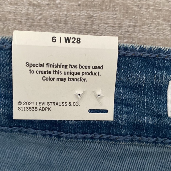 Levi Strauss Mid Rise Cuffed jean shorts Size 28/6. NWT - Picture 10 of 10